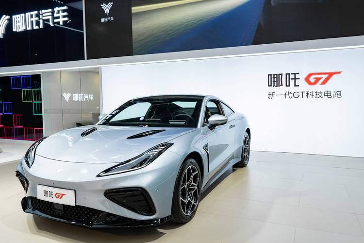 成都73哪吒汽车在智能汽车领域的表现，领途汽车在新能源汽车市场中的影响力